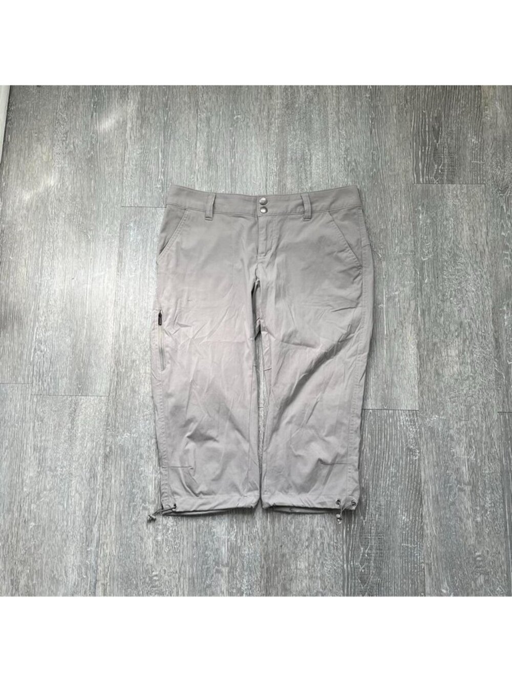 Beige / Cream / Grey Columbia “Omni Shield” Hiking / Activewear Capris Pants